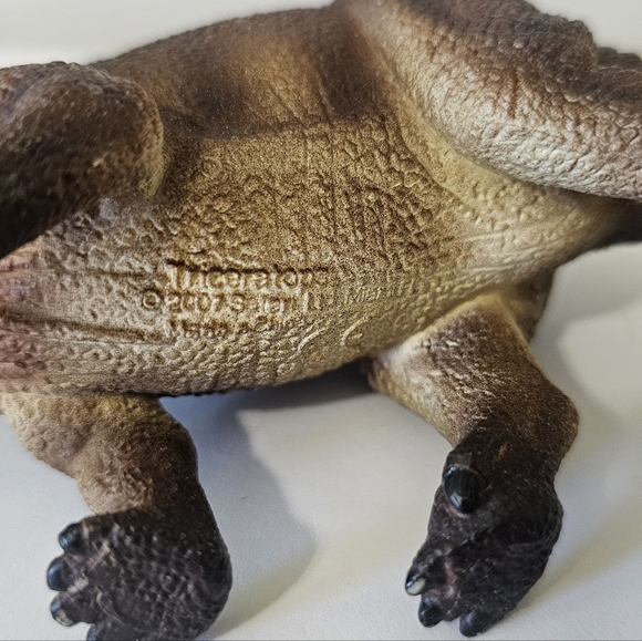 Safari Ltd TRICERATOPS Dinosaur Figure - Picture 7 of 7